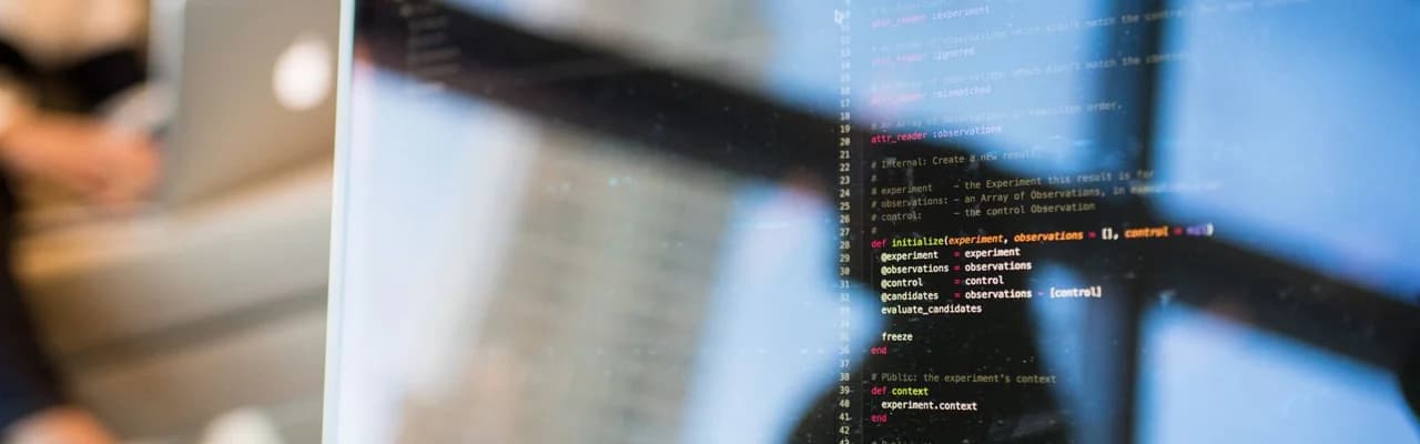 Programkód egy laptop kijelzőjén