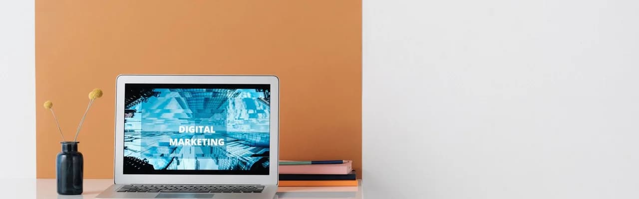 Digitális üzleti felületet megjelenítő laptop