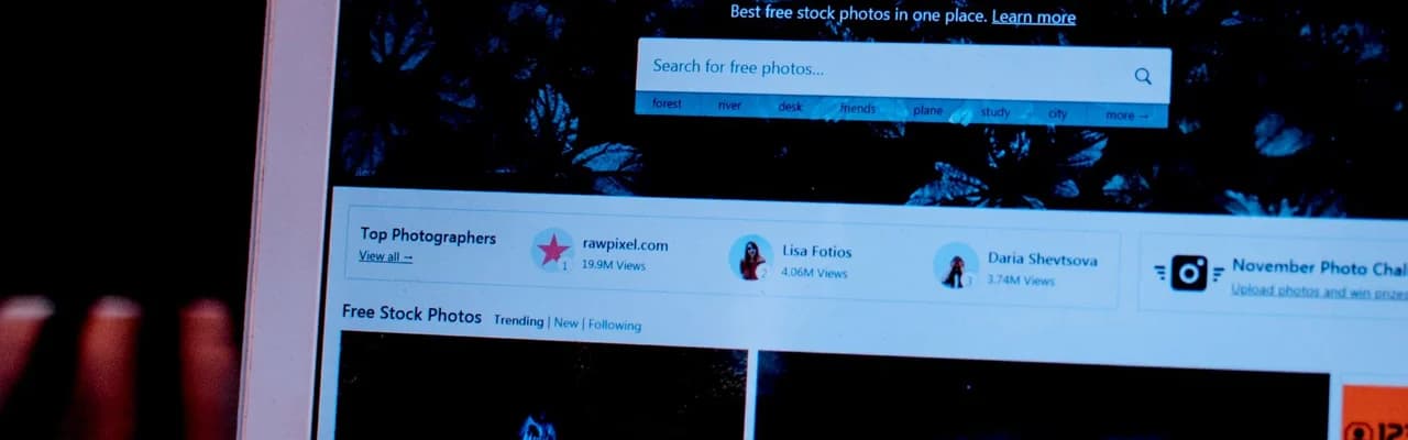 Laptop böngészőben megnyitott keresőfelülettel